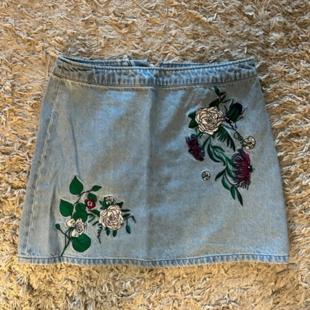 Denim skirt with floral embroidery H&M - Size US 8